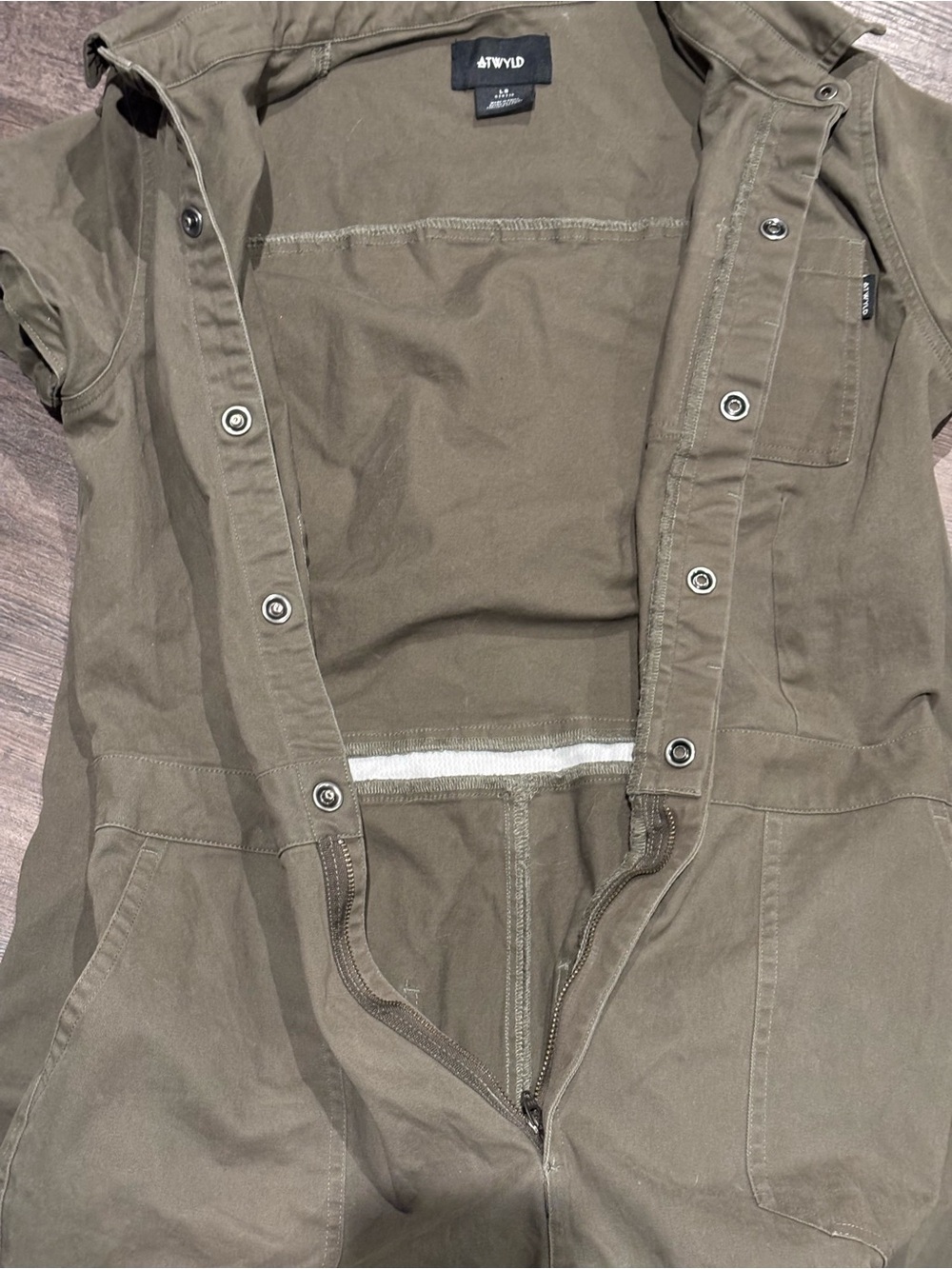 Short-Sleeve Olive Utility Jumpsuit with Front Pockets - Picture 8 of 9